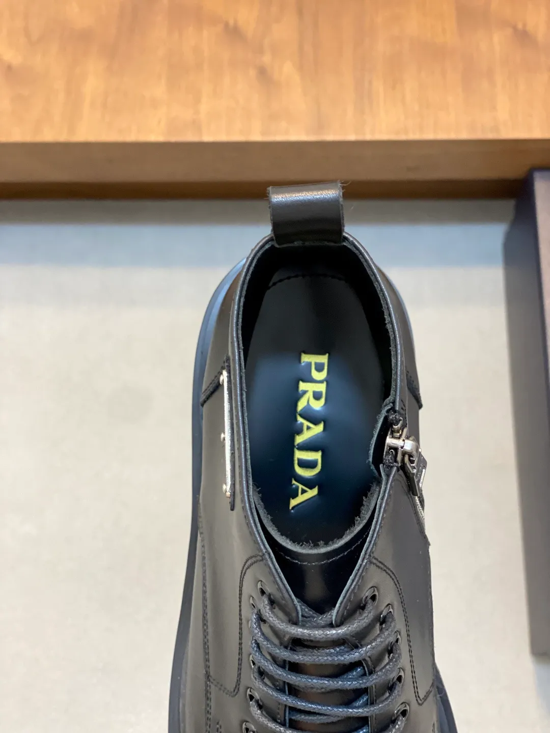 Men's men's shoes💰900 Prada/Prada Thick-soled formal wear shipped, same style at the counter, top-quality goods produced in Dongguan, those who know the goods should hurry up and start! New men's casual leather shoes, imported calfskin, shiny and translucent leather, uniform leather holes, fine texture, splicing and sewing technology, soft, comfortable and wrinkle-free, elegant Derby shoe shape, thickened and heavy-duty made, high-quality products that kill all currencies in the market, standard gold-label cowhide feet, calfskin lining, thickened rubber sole, durable and wear-resistant, ultra-light material, extremely comfortable for the upper foot, smooth surface, splicing lines, two styles to choose from, complete packaging! Size: 39-40-41-42-43-44 (45 customized) leather shoes